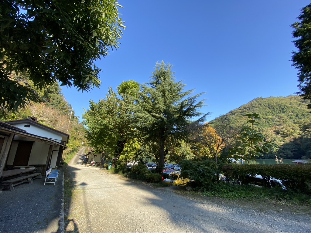 キャンプ場入り口から受付入り口までの道