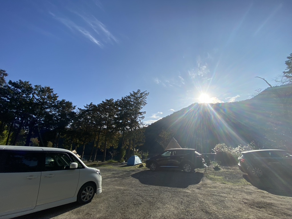 駐車場と湖畔サイト