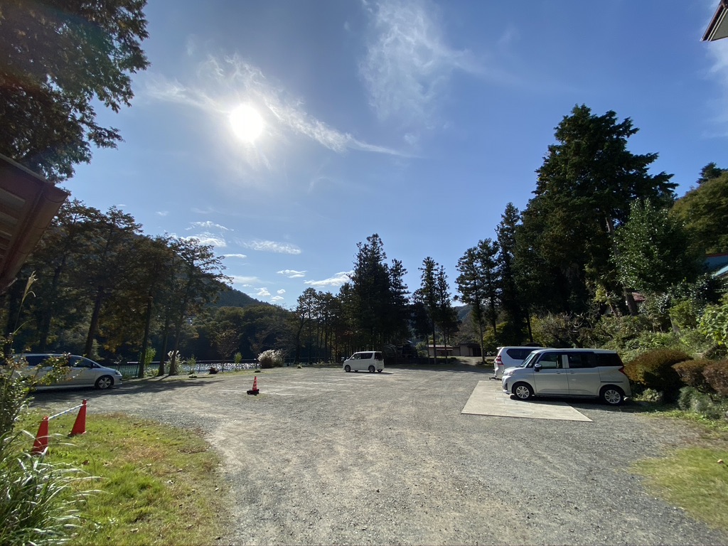 駐車場と湖畔サイト