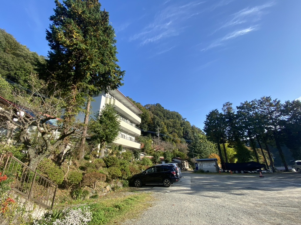 湖畔サイトの反対側に受付と民宿