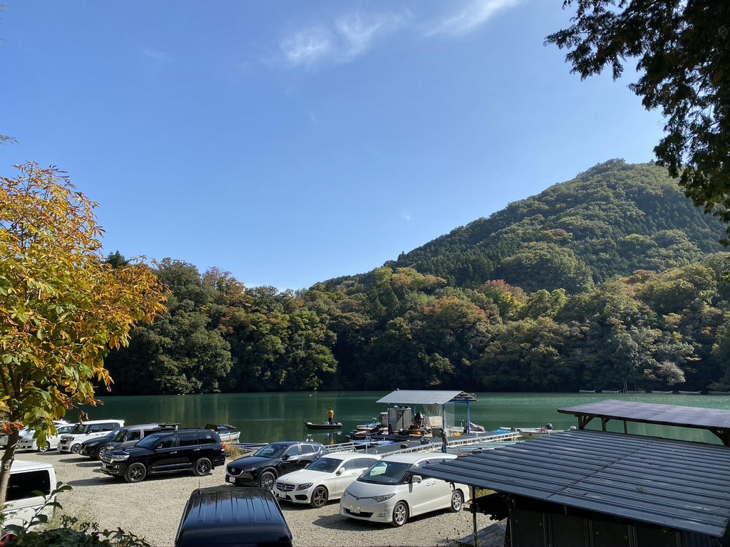 秋山川と釣り客の様子