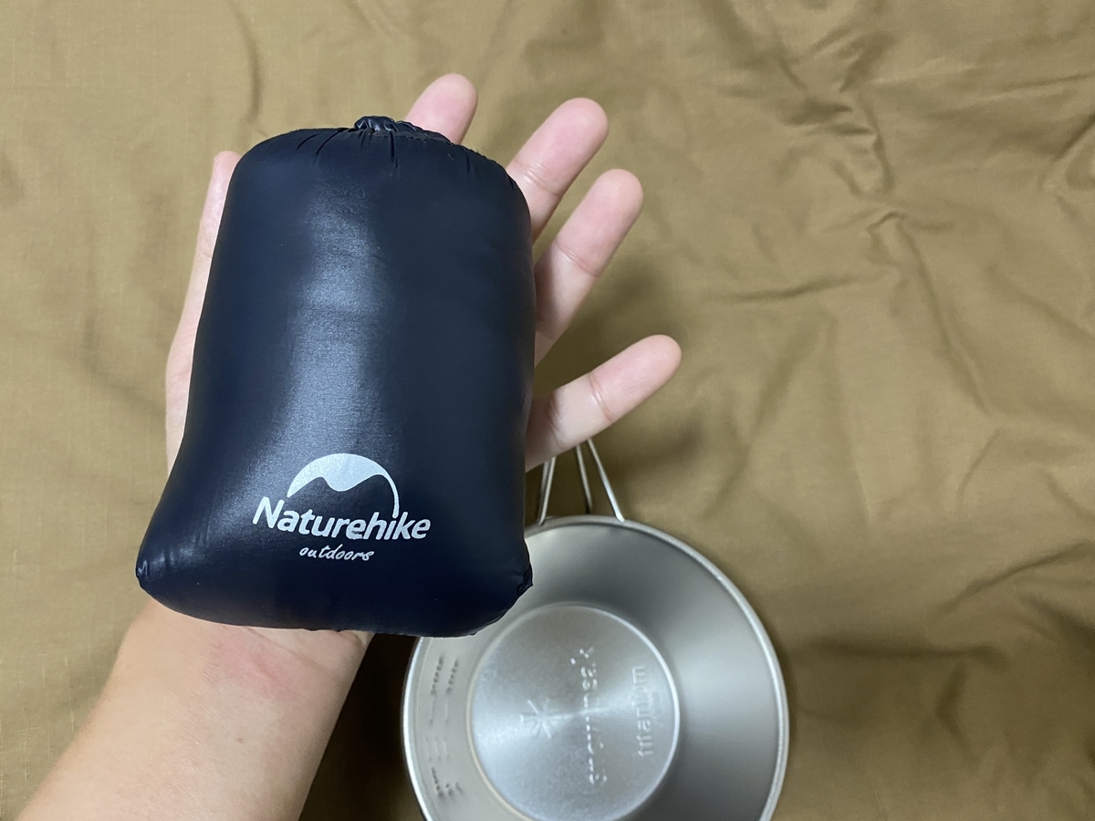 Putting down tent shoes (when stored) in the palm of your hand