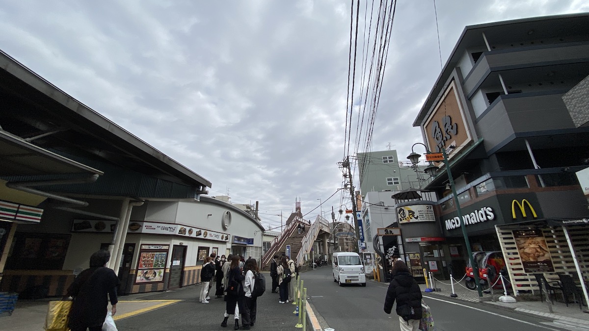 駅前の学生達