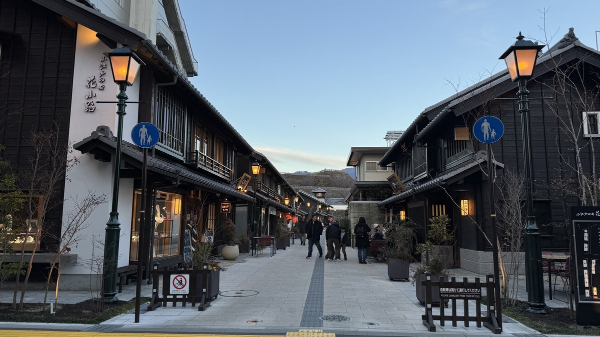 코에도 고후 하나코지의 돌바닥 거리와 불이 켜진 마치야풍 가게들