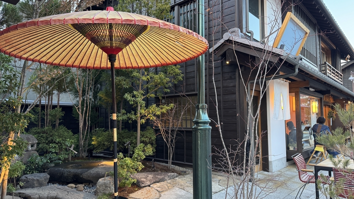 코에도 고후 하나코지의 정원석과 녹음 속에 서 있는 노다테 우산과 검은 벽 마치야