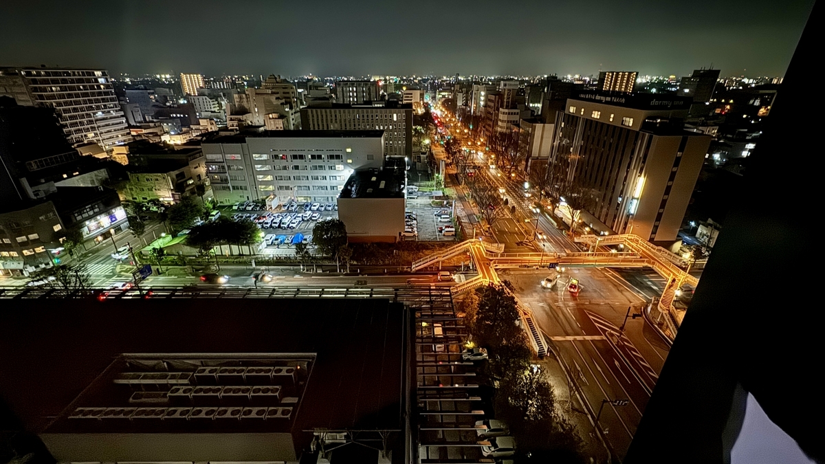 고후 시청 전망 로비에서 내려다본 밤의 시가지와 주황색 육교
