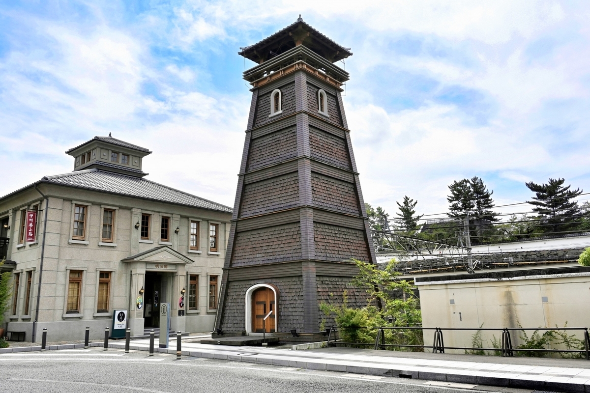 甲州夢小路の時の鐘の木造鐘楼と隣接する旧郵便局舎