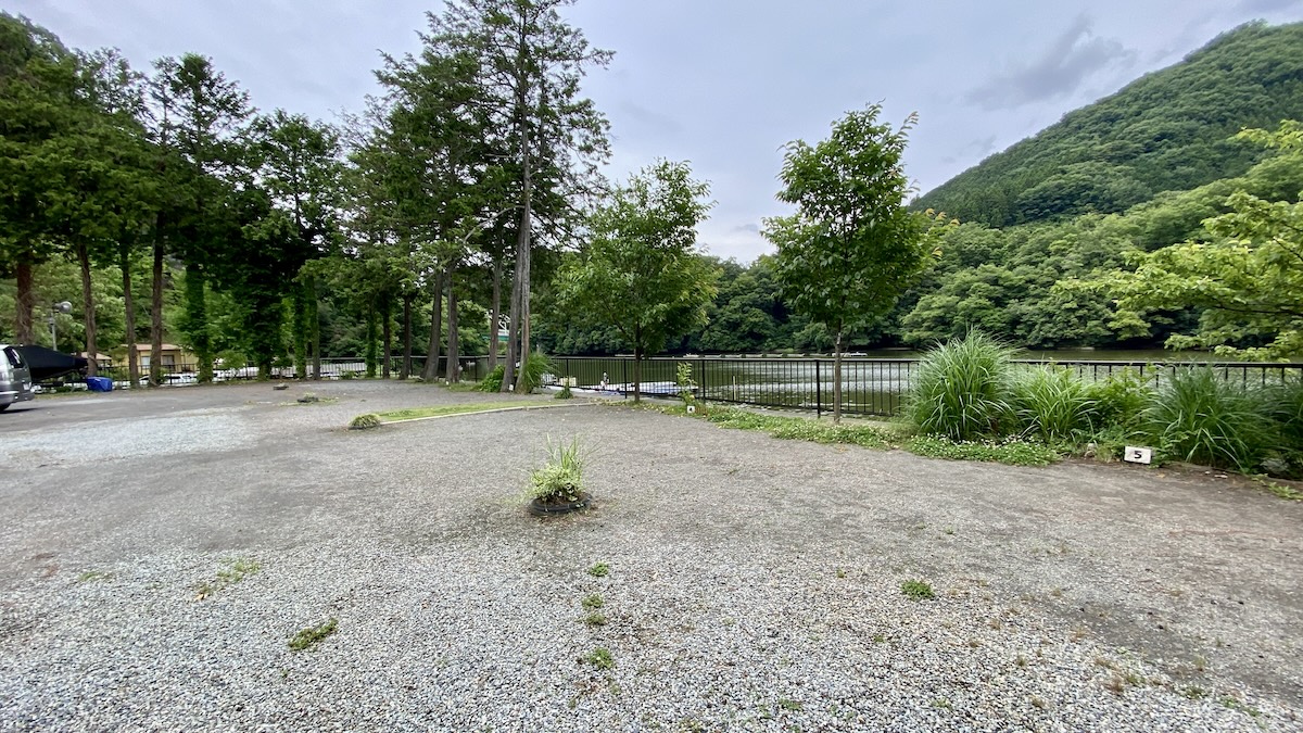 Sitio junto al lago