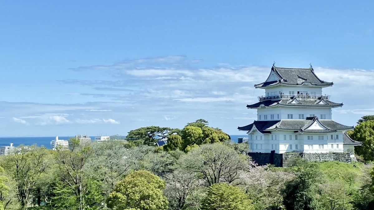오다와라 거리와 바다를 배경으로 서 있는 오다와라성 천수각