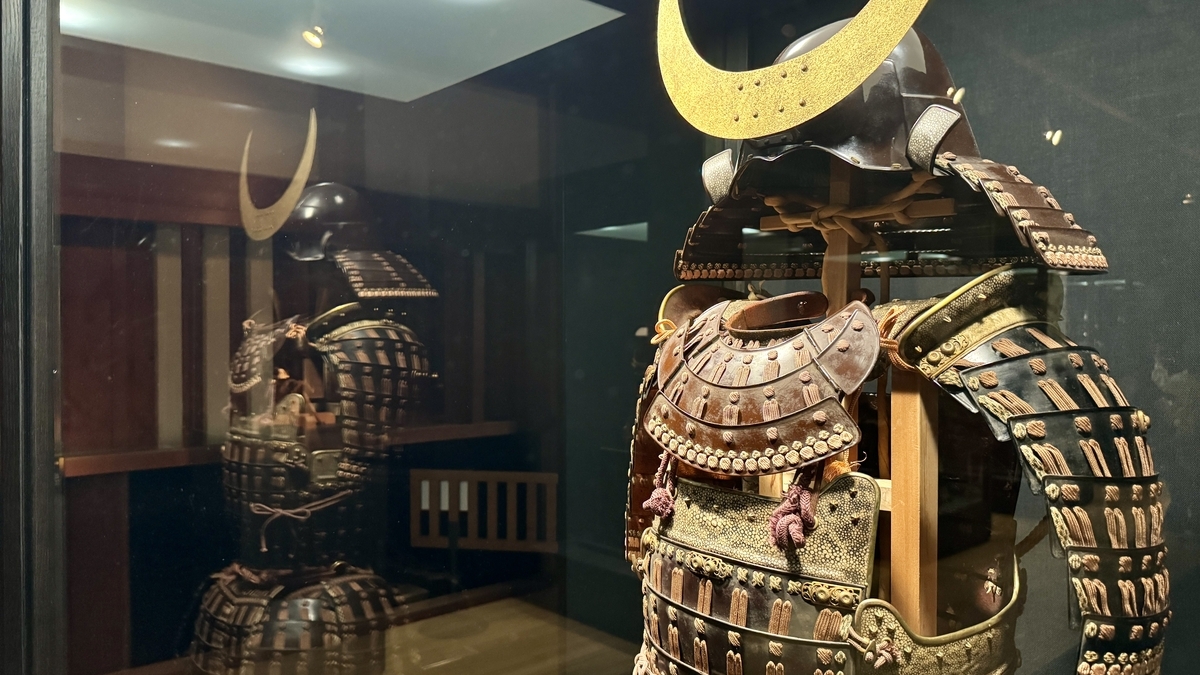 ส่วนบนของชุดเกราะที่ติดเครื่องประดับหน้าหมวกรูปจันทร์เสี้ยวสีทอง