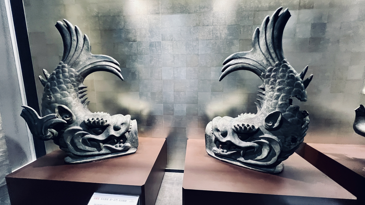 Nagoya Castle Main Gate (Left) North Bronze Shachihoko (Right) South Bronze Shachihoko