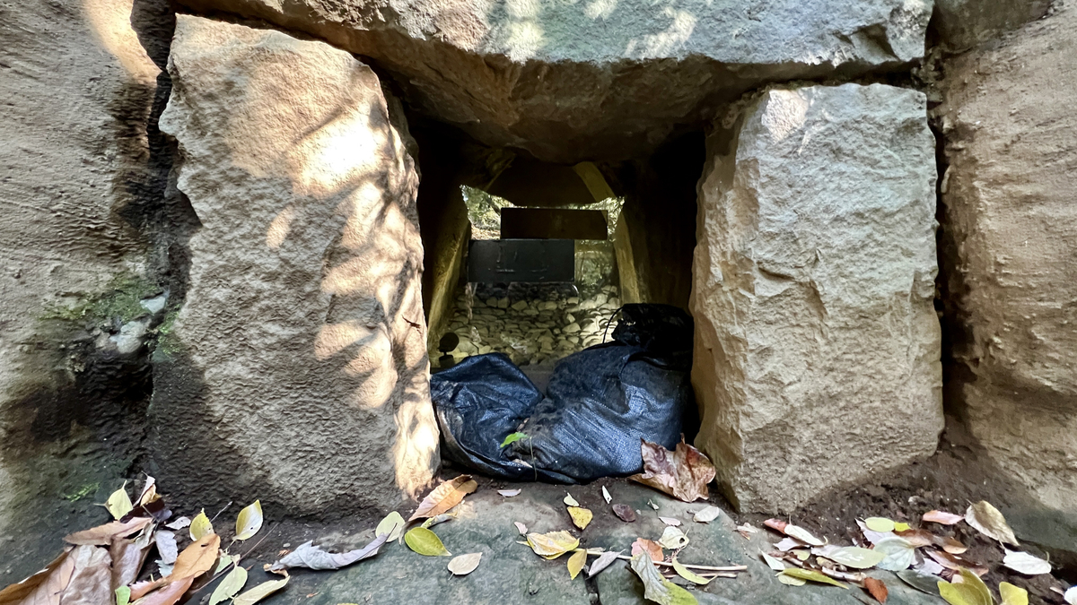 Horizontal Hole Tomb