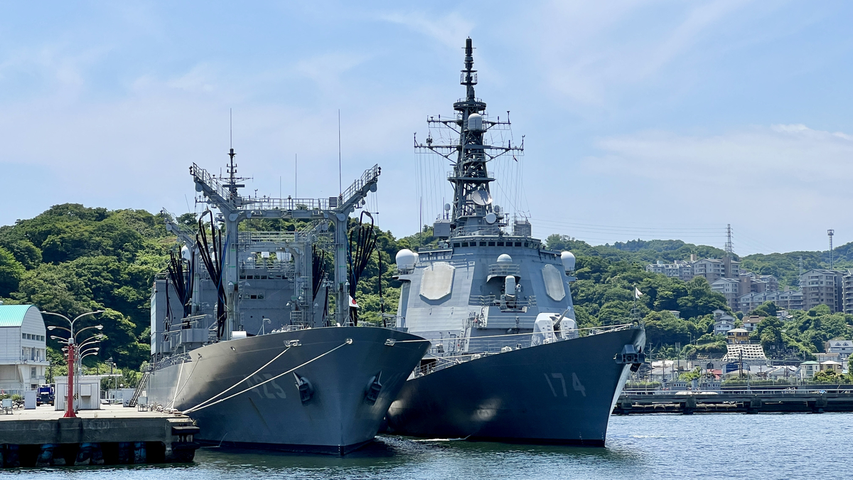 左：「423 補給艦ときわ」・右：「174 護衛艦きりしま」