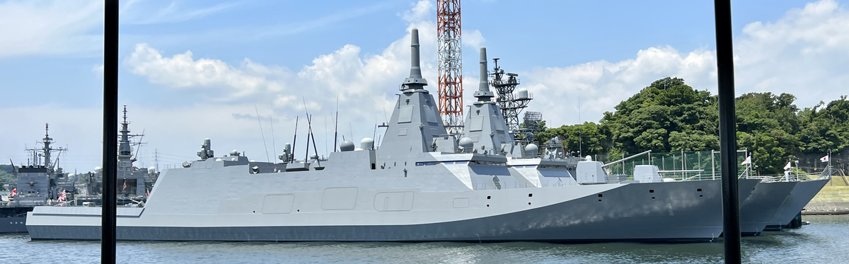 多機能護衛艦「くまの」と「もがみ」