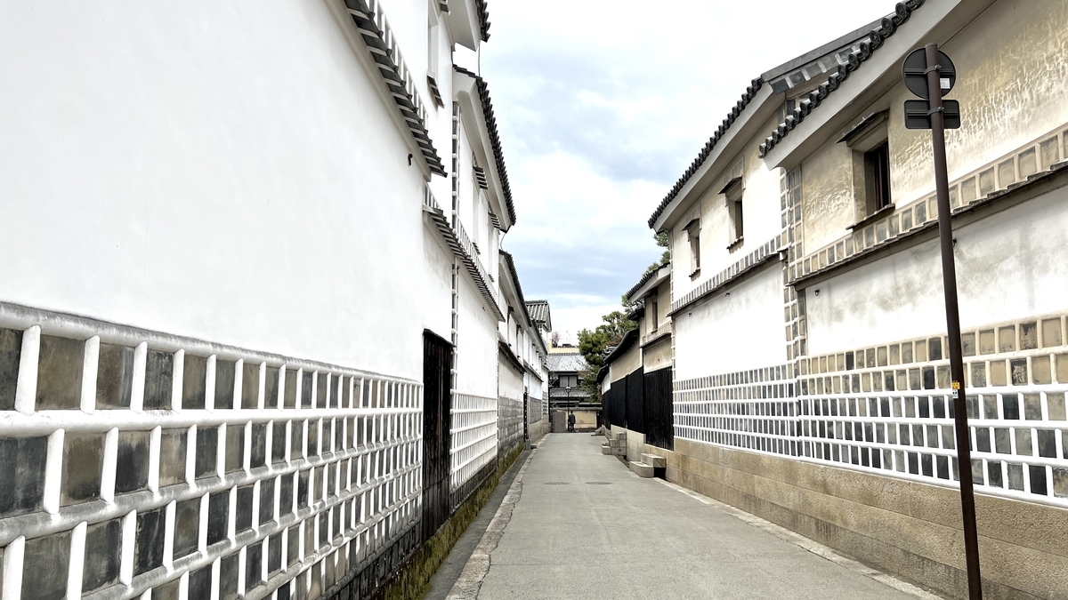 White walls and lattice patterns