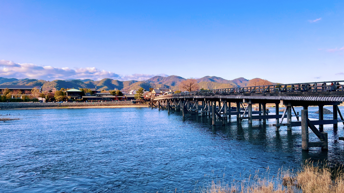 Puente Togetsukyo iluminado por la puesta de sol