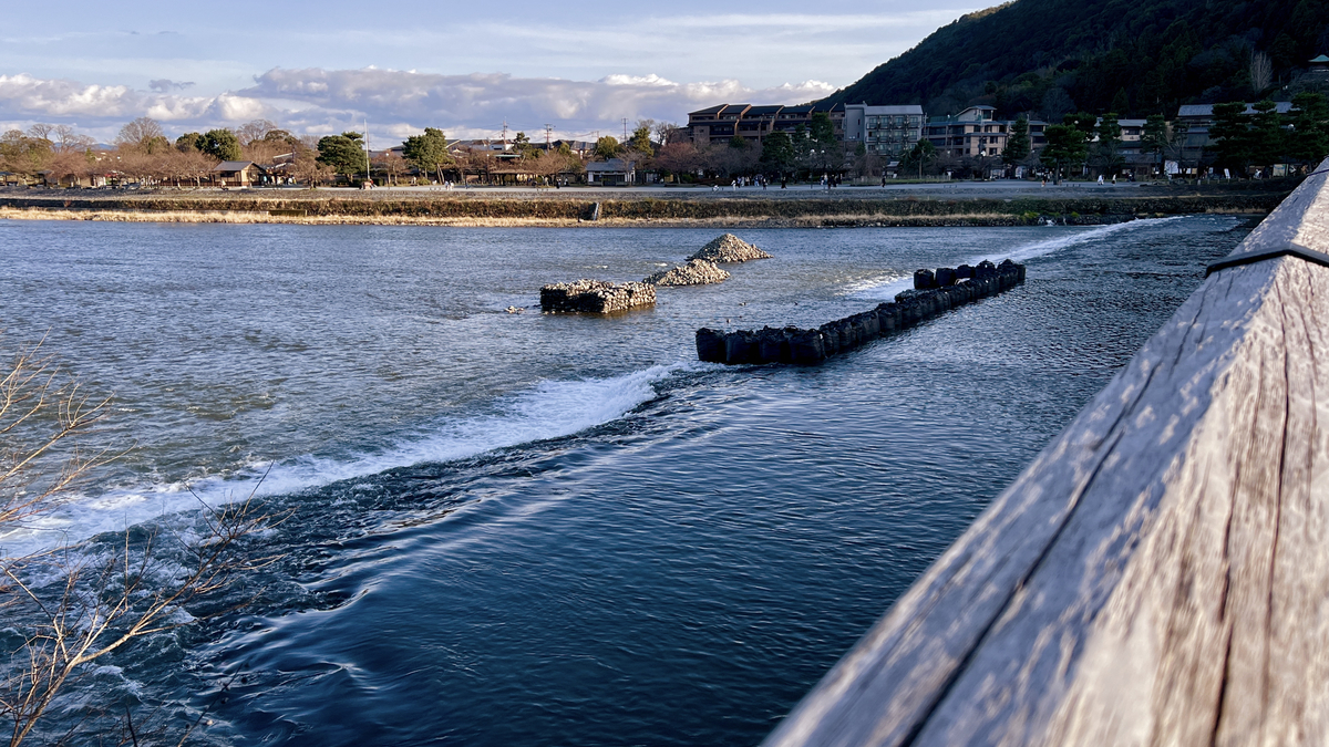 El flujo del río Katsura visto desde el puente