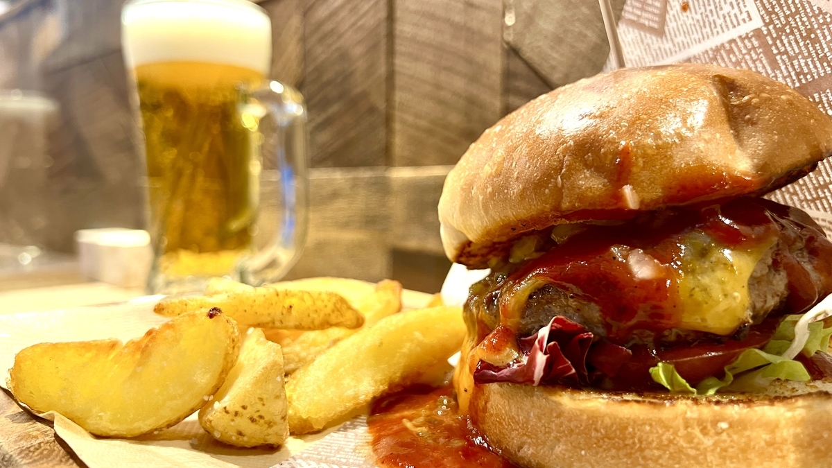 熟成牛チーズバーガーとビール