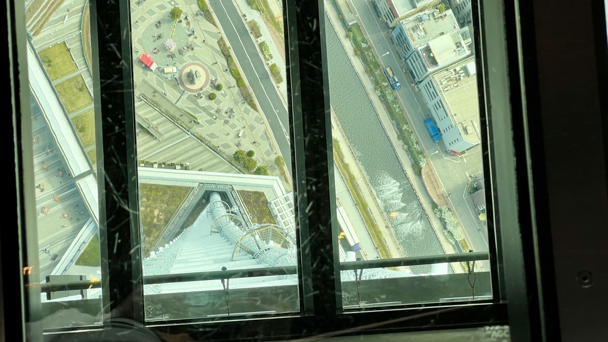 ガラス張りの床