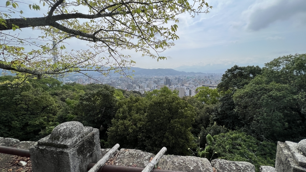 从石垣上眺望松山市街