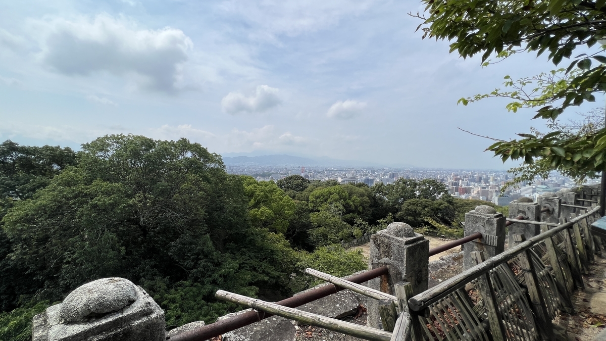 从石垣上眺望松山市街
