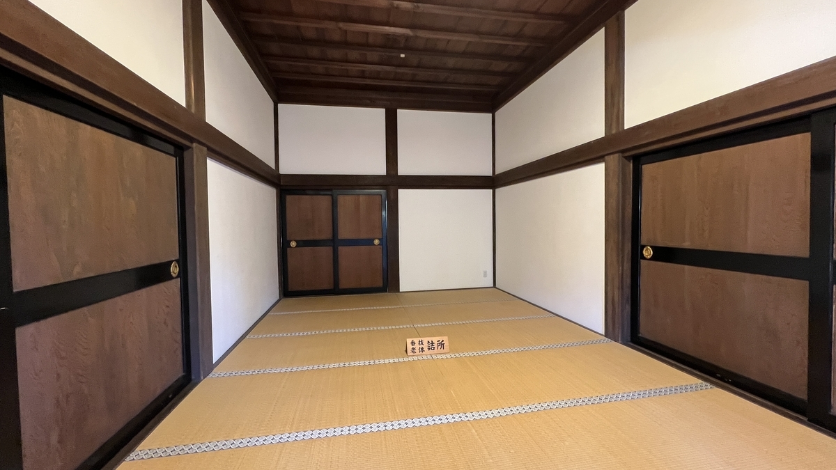 質素な造り