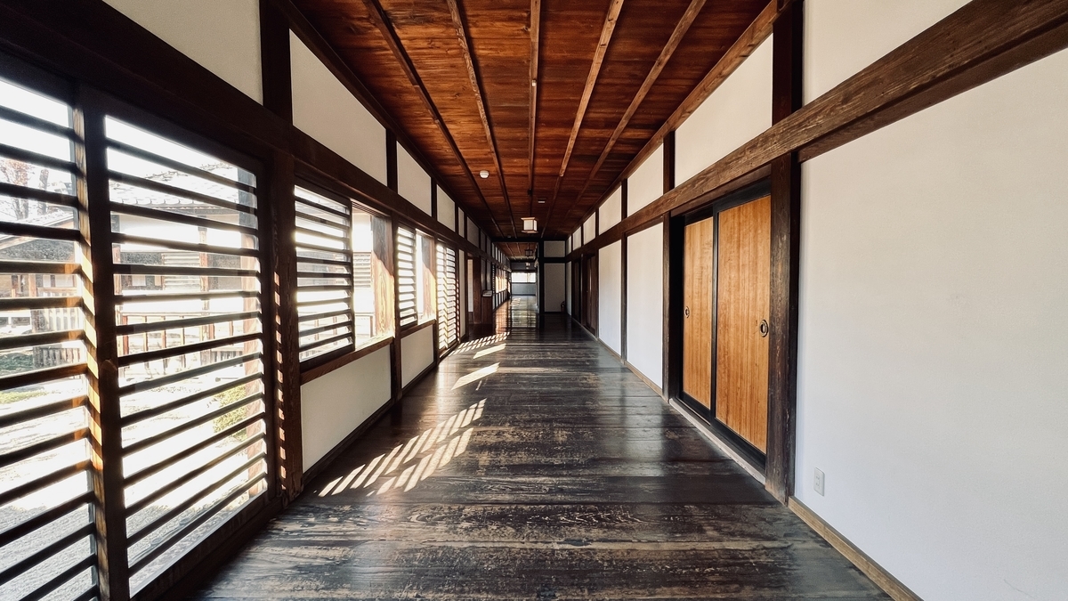 廊下の静かな雰囲気