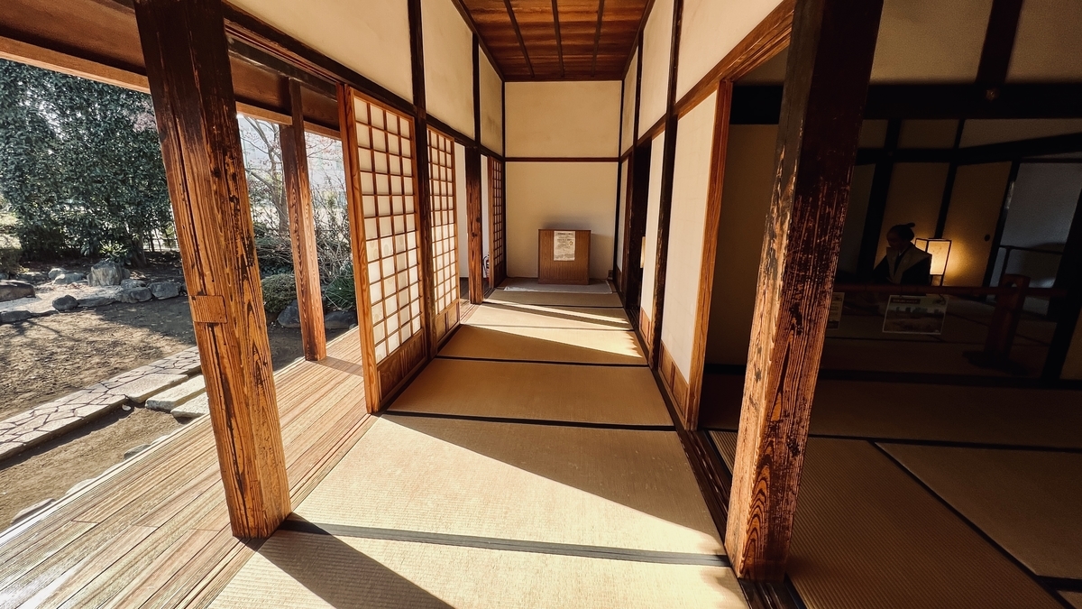家老詰所の廊下と日差し