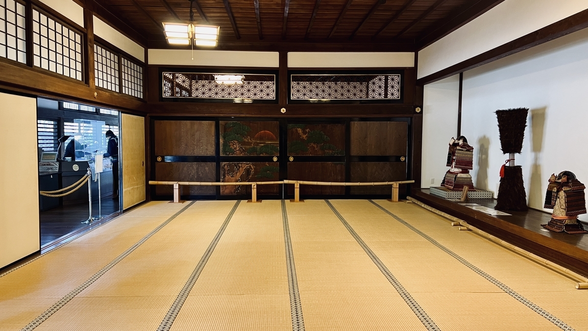 広間正面