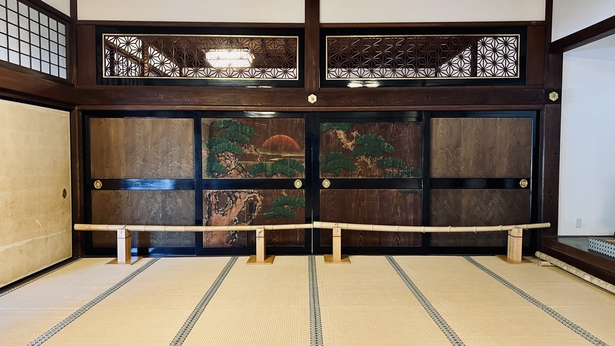 襖には松