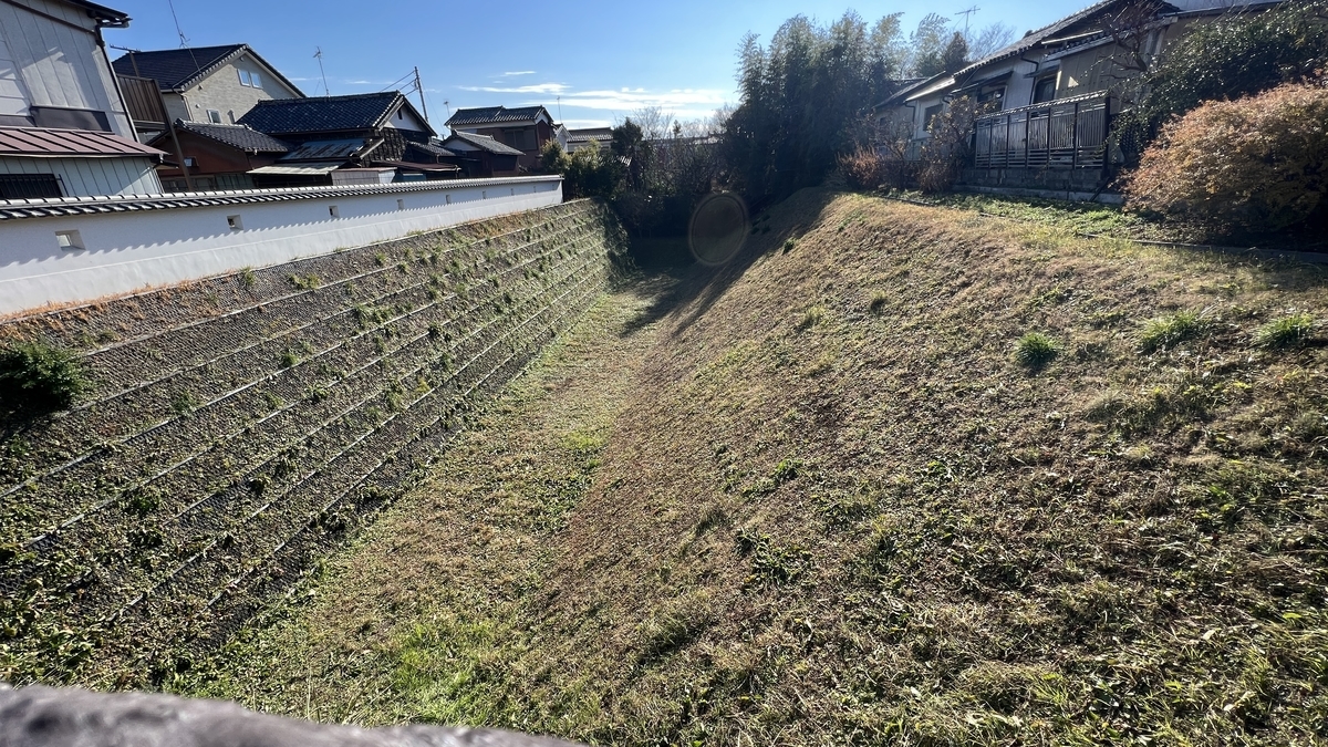 急勾配の堀
