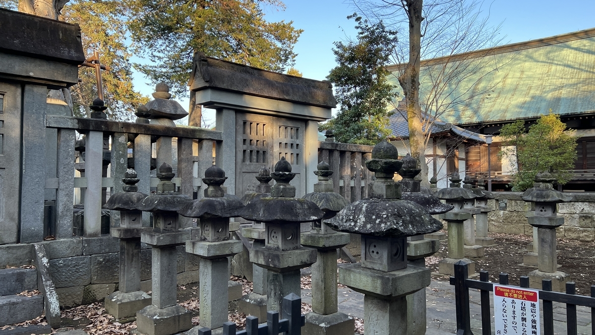 廟所に並ぶ石塔2