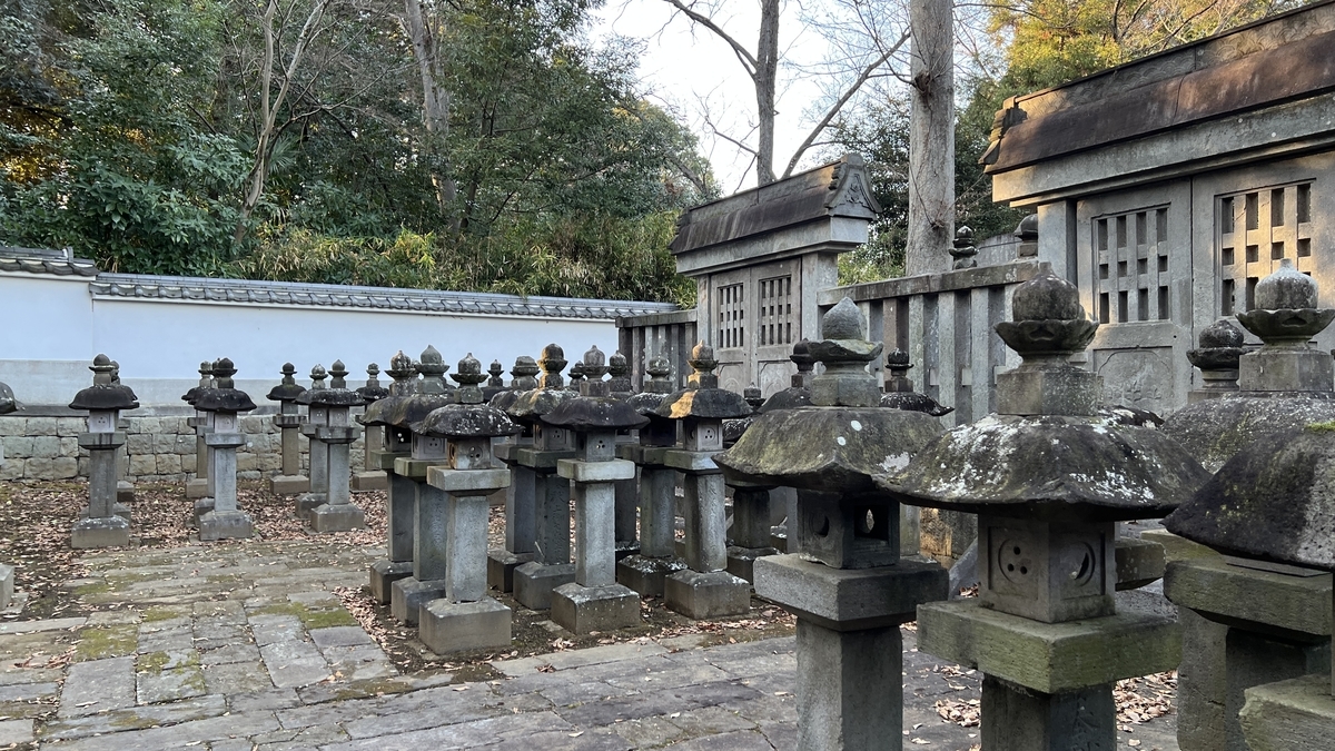 廟所に並ぶ石塔3
