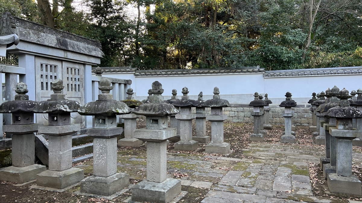 廟所に並ぶ石塔4