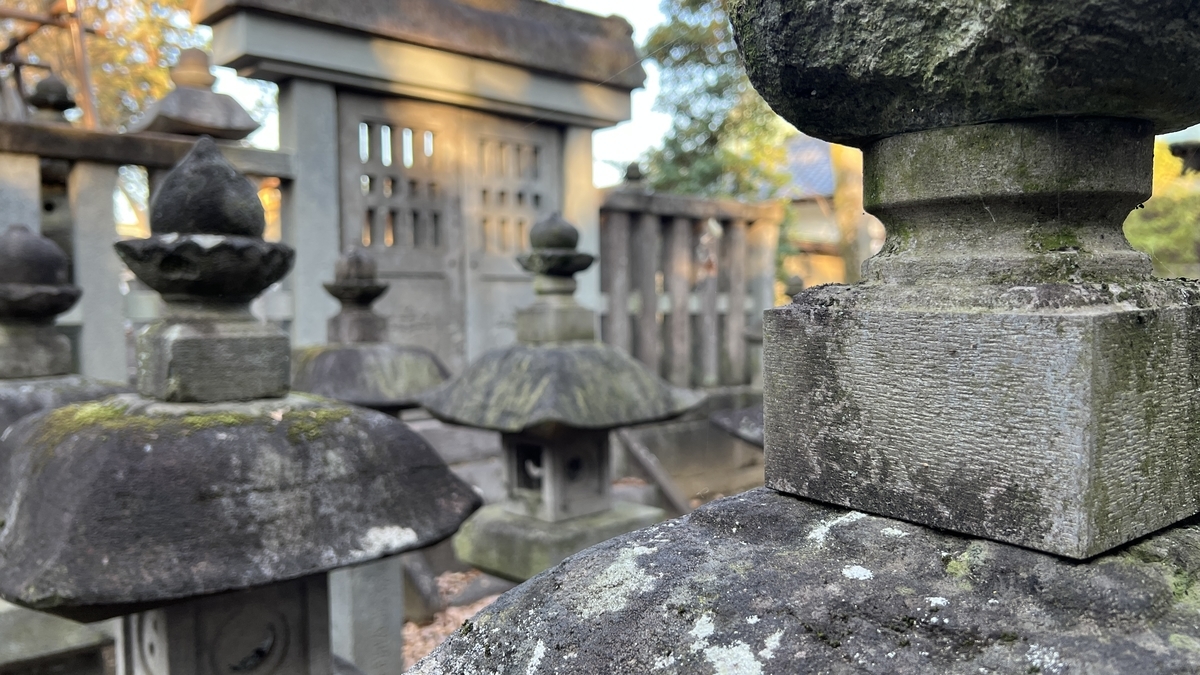 石塔と廟2