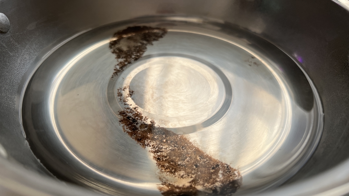 ボールに熱湯を注いだところ