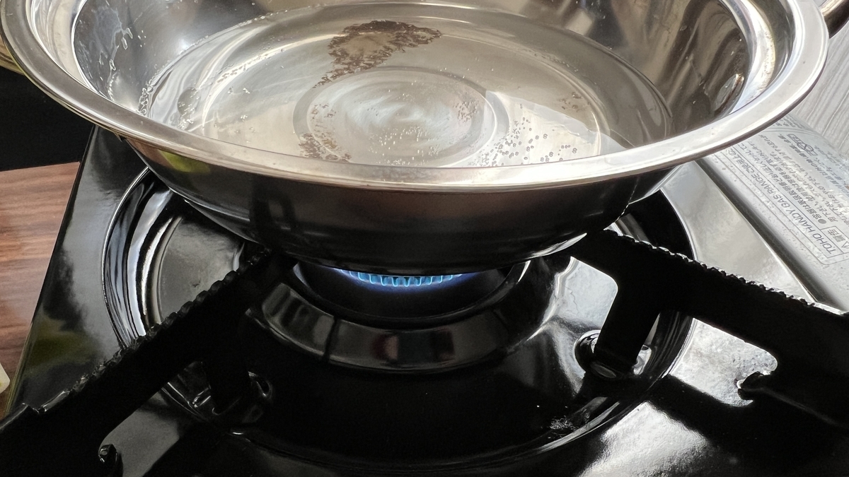 火の強さは弱火。一番弱い火で温めていきます