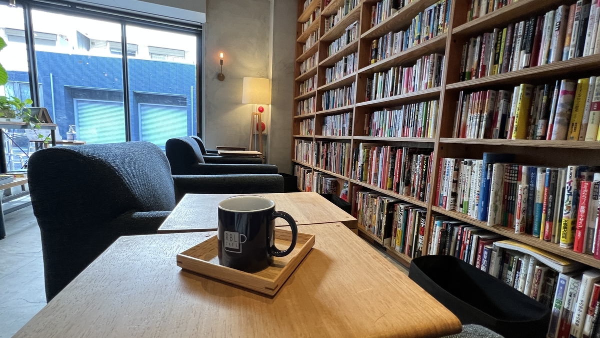 Low sofa seats for relaxed posture