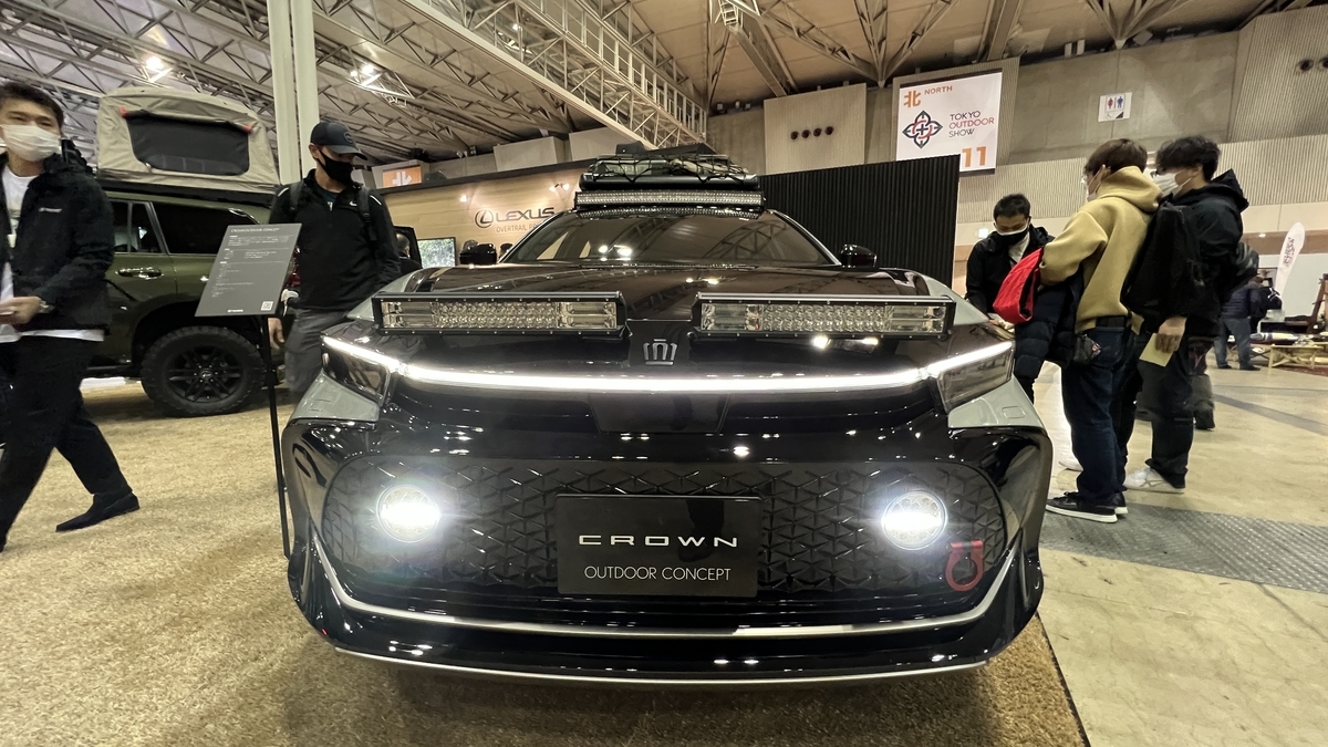 Off-road Toyota Crown (front)
