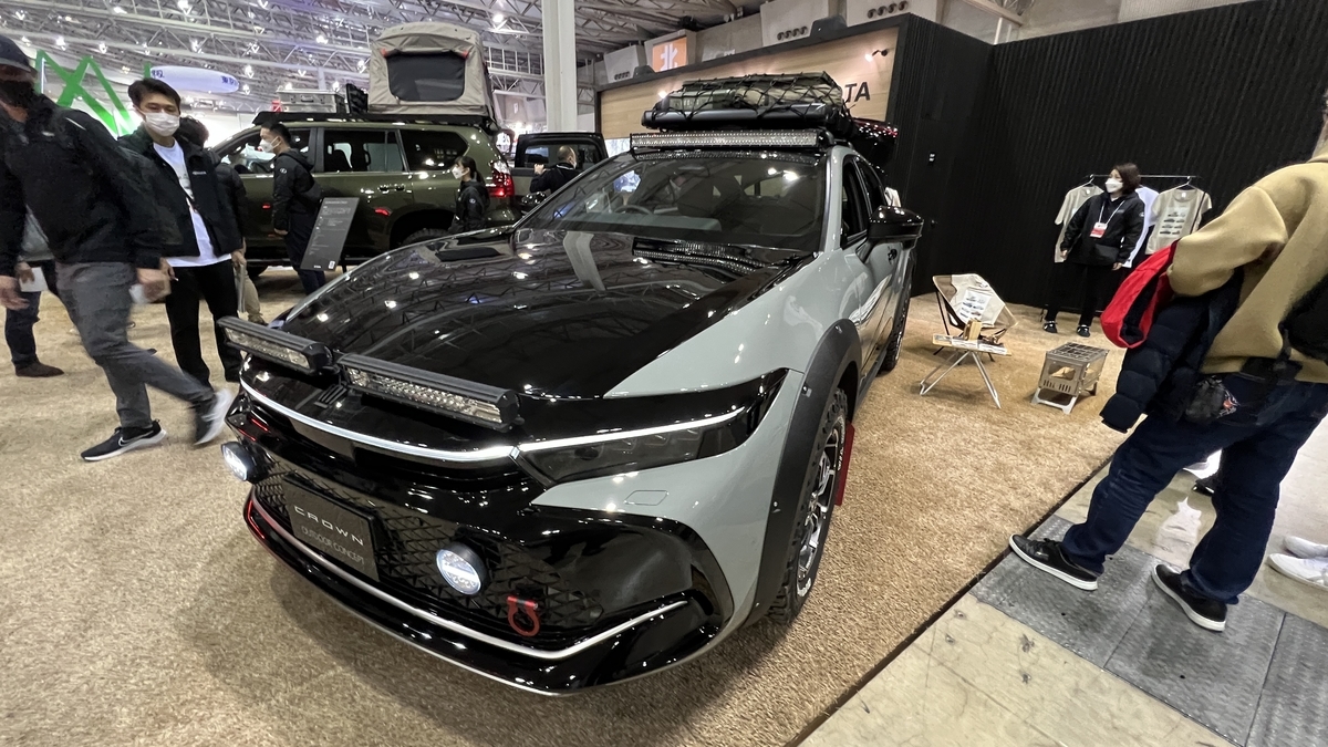 Off-road Toyota Crown (full view)