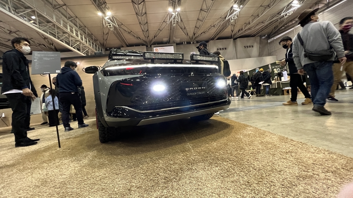 Off-road Toyota Crown (rear)