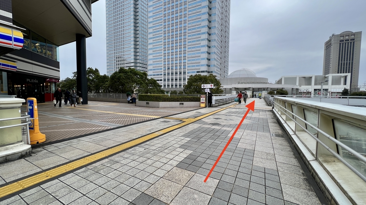 朝著圓形建築物直行