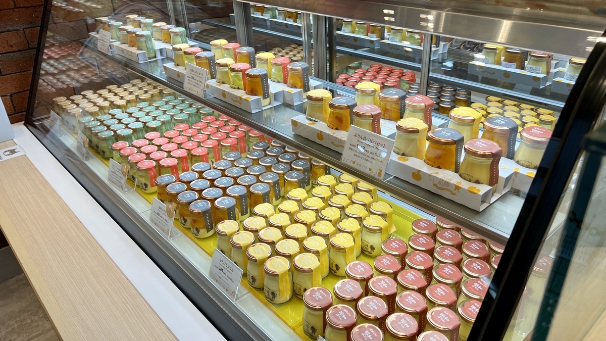 Colorful puddings lined up in the showcase