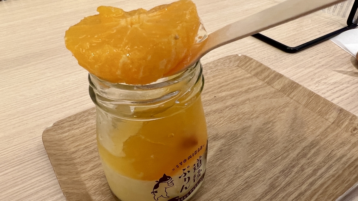 A large mikan inside the pudding