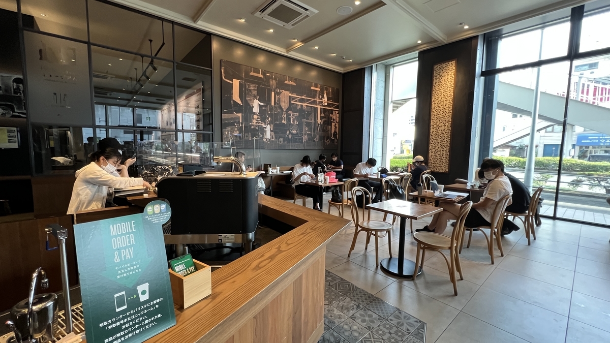 与博物馆并设的星巴克咖啡松山市车站前店店内