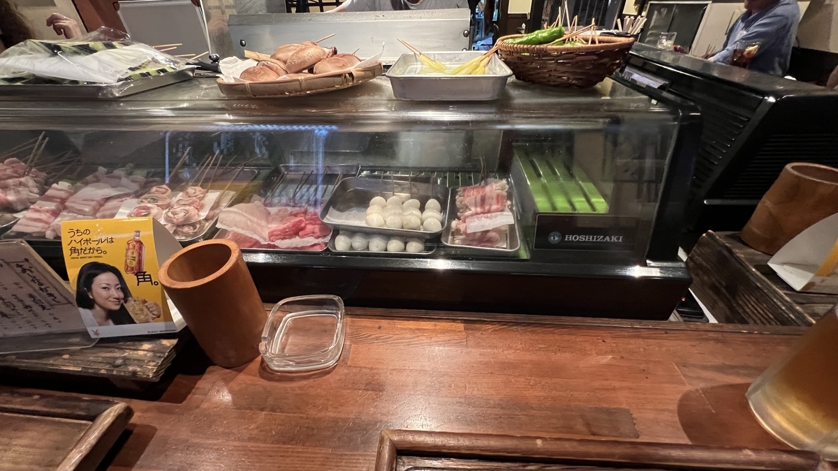 展示櫃裡擺放著等待出場的燒烤雞串食材