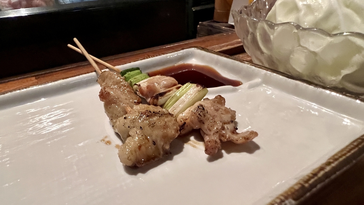 （左）雞皮70日圓・（右）雞腿肉配大蔥110日圓