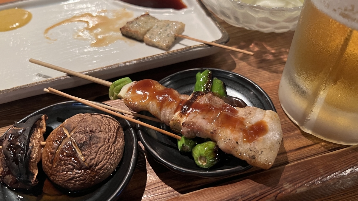 （左）香菇（中央前）豬肉配大蔥210日圓・青椒