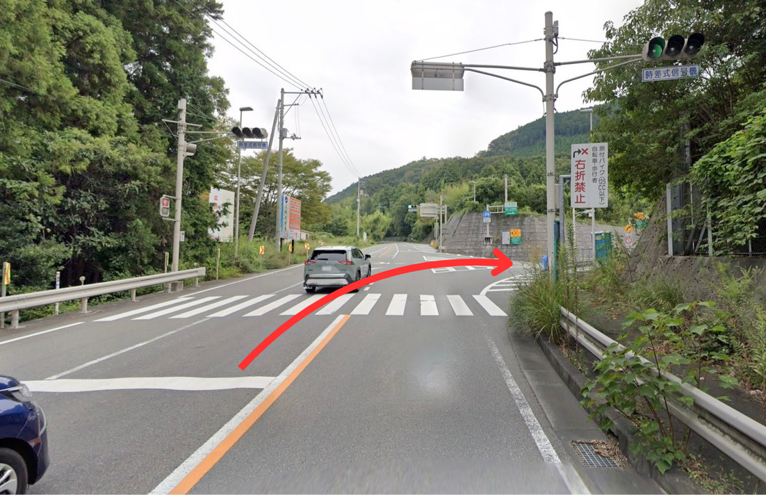 右折する交差点