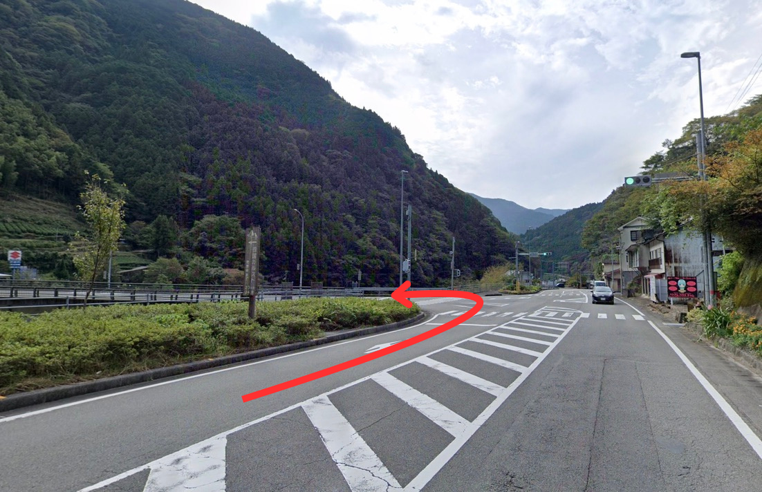 交差点を左折してぐるっと回っていく
